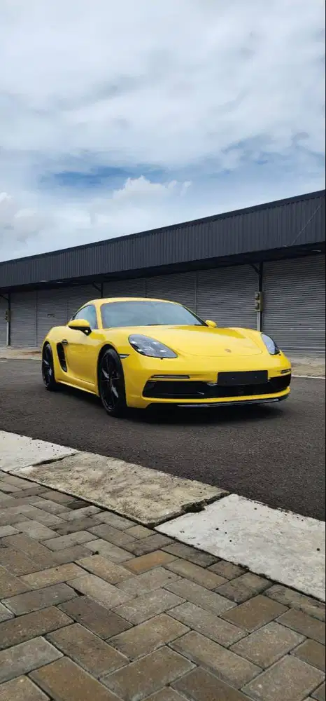 Porsche 718 Cayman S 2022 Racing Yellow On Black