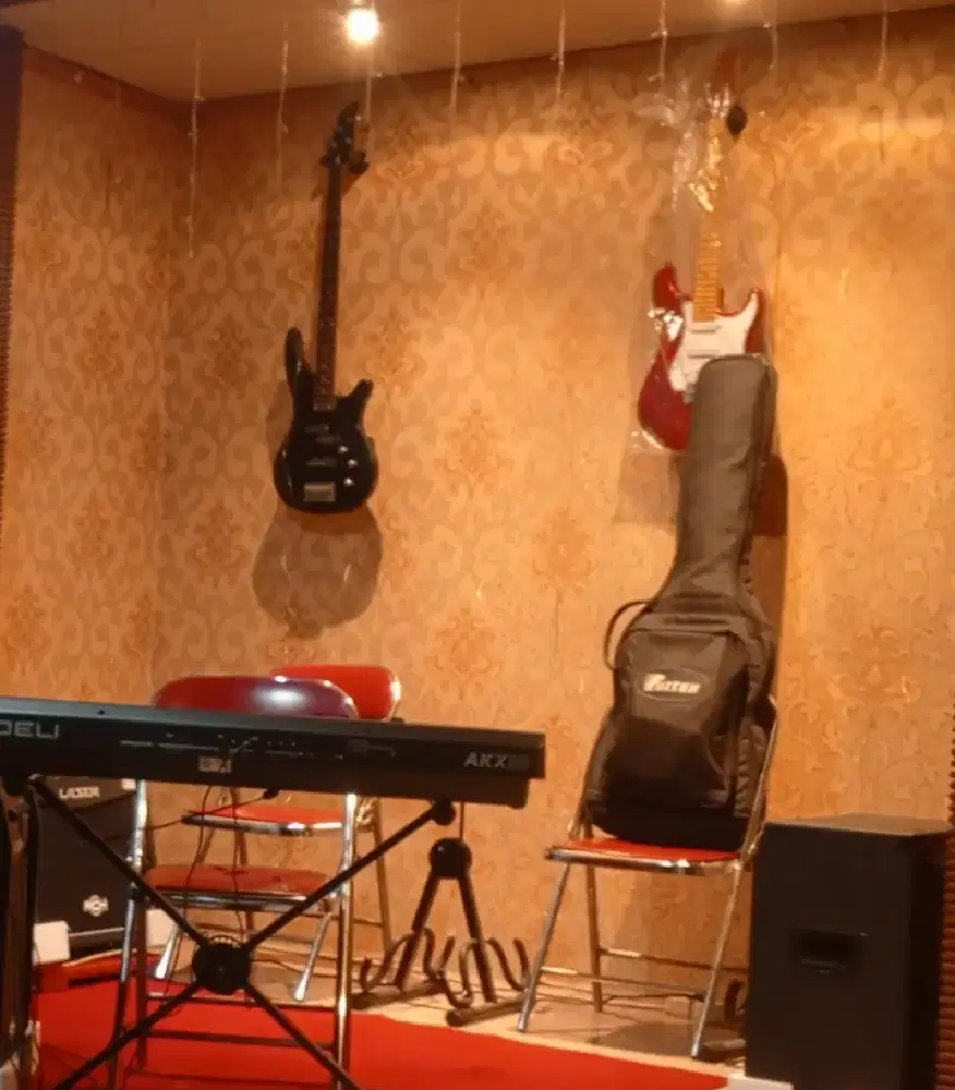 Gitar listrik Scorpion model strato warna merah putih