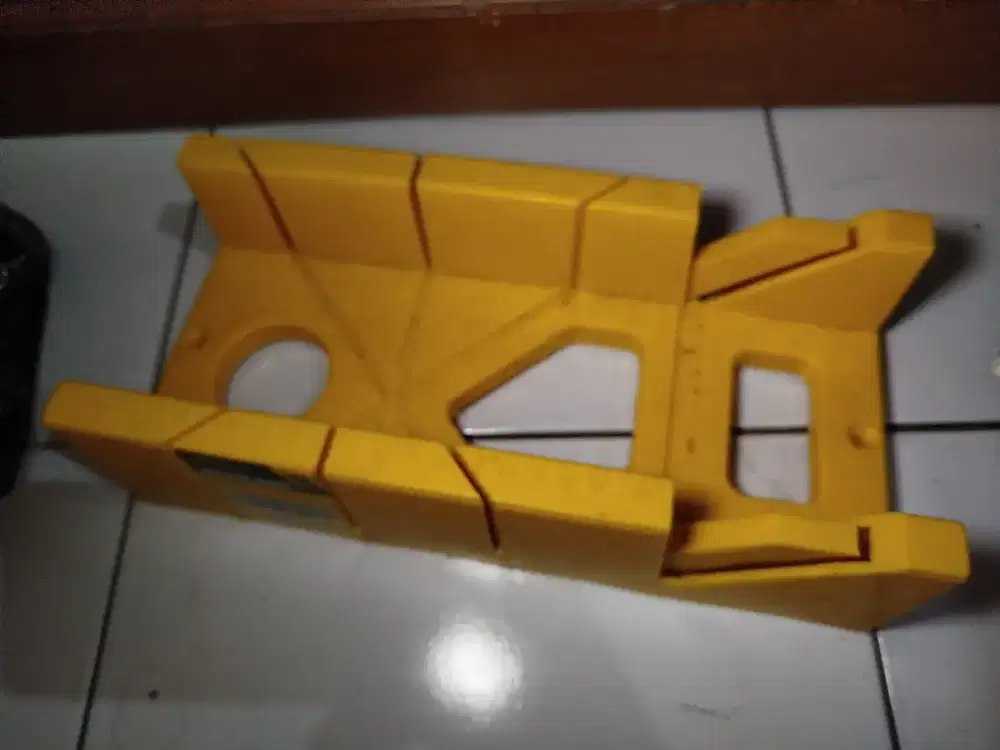 Mitre box pemotong sudut