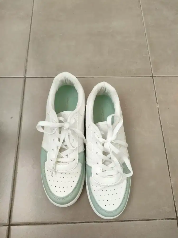 Sepatu wanita merk urban & co   nomor 38  harga untuk 2 pcs