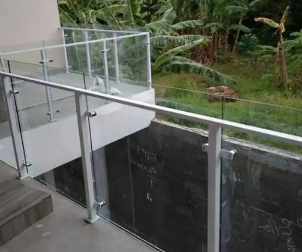 Balkon dan reling Stainles kaca