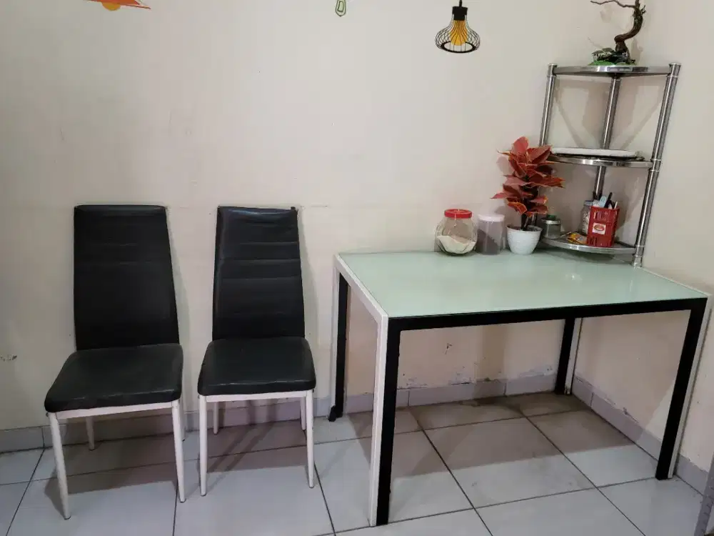 Meja makan kaca material besi