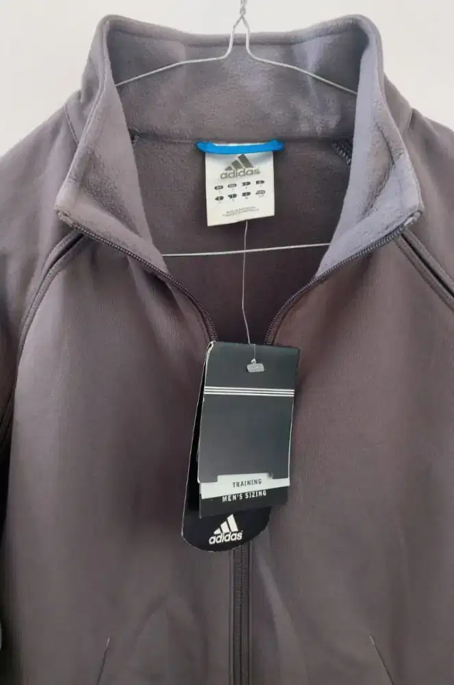 Jaket Pria Branded. Ukuran M. merk di deskripsi