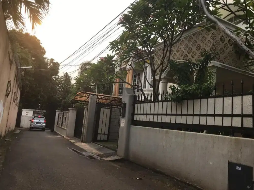 RUMAH MEWAH PRIVATE POOL SIAP HUNI DI AMPERA JAKARTA SELATAN