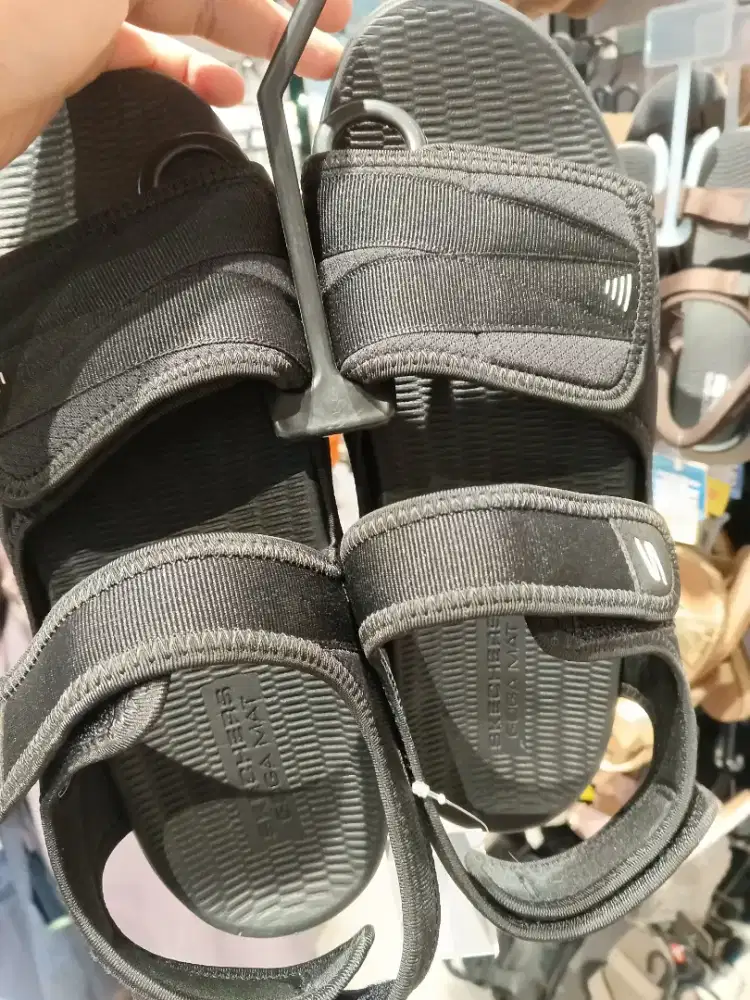 Sandal gunung skecher hitam