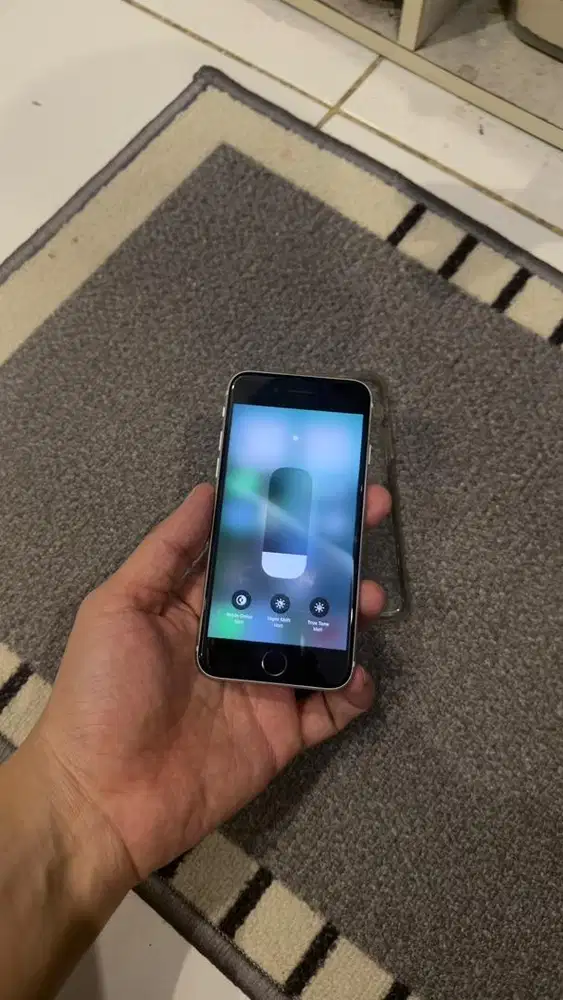 Dijual Iphone SE 2 White 128GB Resmi Ibox Hp charger