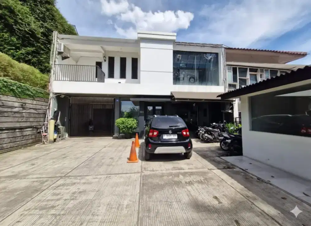 Rumah 2 lantai dan usaha zona komersil di kemang jakarta selatan