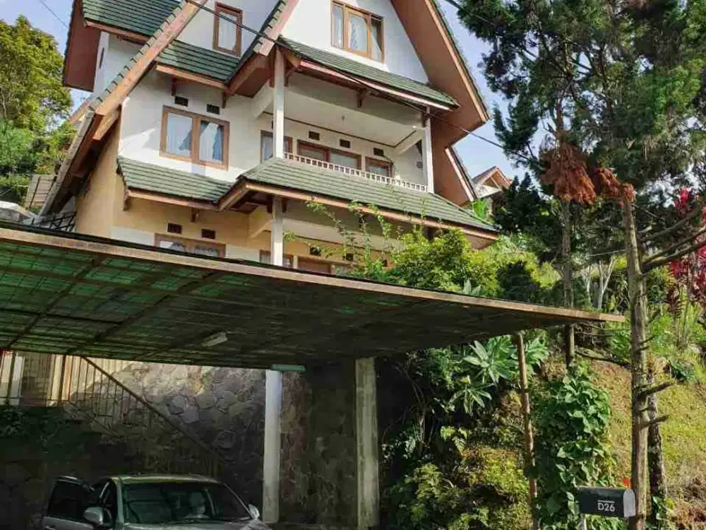 Rumah Full Furnished 3 Lantai dengan Pemandangan Indah Dago Pakar dan dekat Tempat Wisata