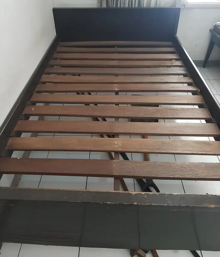 Dipan kayu solid masih bagus, tinggal di cat