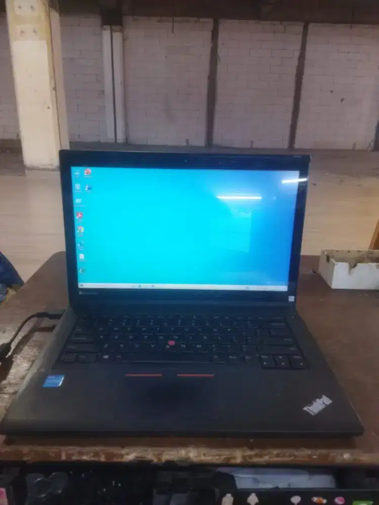 Thinkpad T450
Intel Core i5-5300U
Ram 8gb 
SSD 256gb