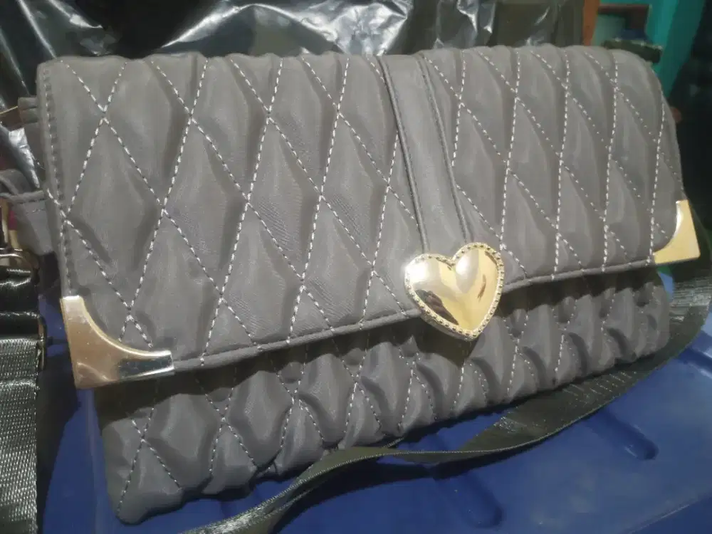 PRELOVED TAS WANITA BAHAN ANTI AIR ABU TUA