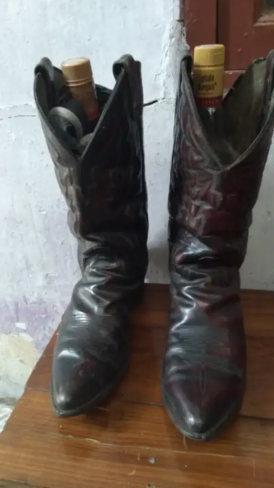 Jual sepatu kulit asli ya, ukuran 41 pria.