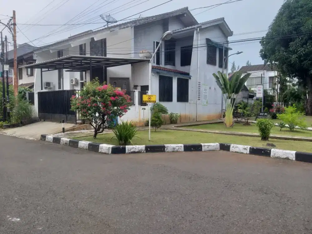 Rumah   Asri Siap Huni di Hook  di Pulo Mas Jakarta Timur