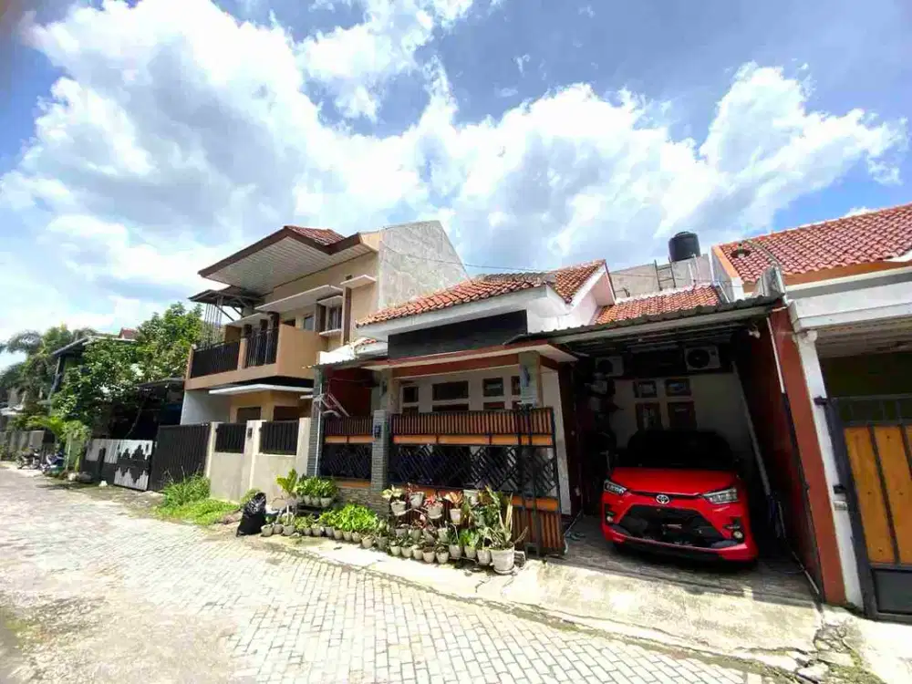 Rumah cantik 1,5 lantai di perumahan Banyuanyar bonus furnish