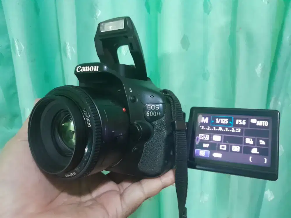 Kamera dslr Canon 600D layar lipat lensa fix