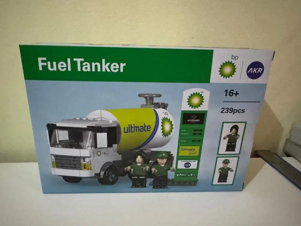 Mainan lego truk tanker BP