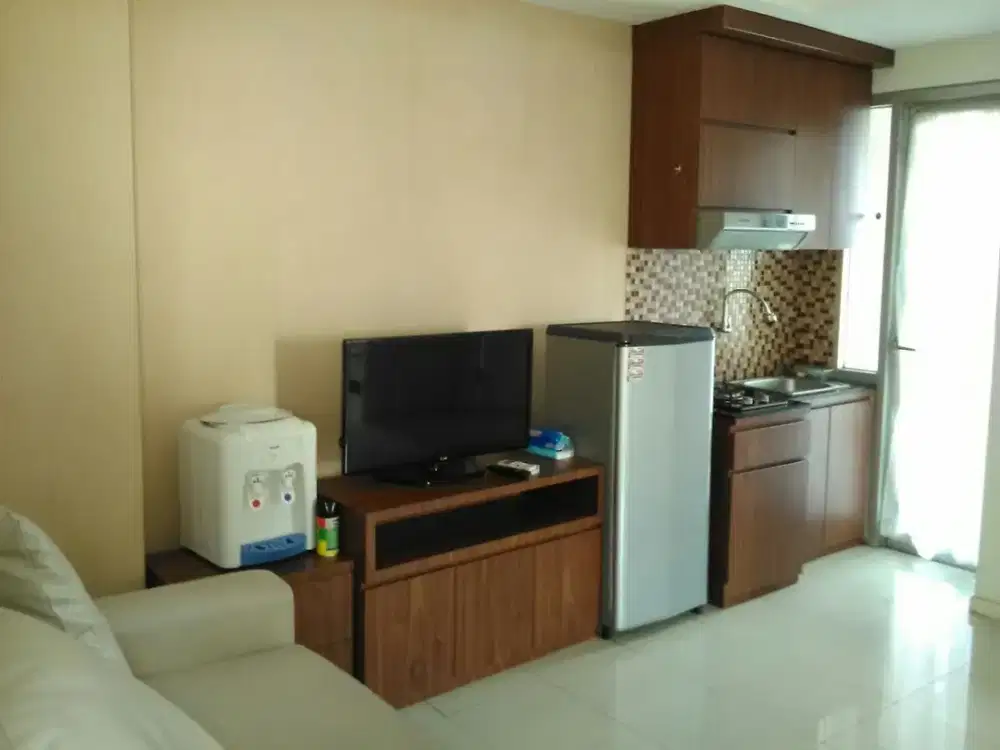 ready disewakan apartemen green lake sunter,2kamar,furnished,view danau dan kolam renang,hadap selatan,hoek
