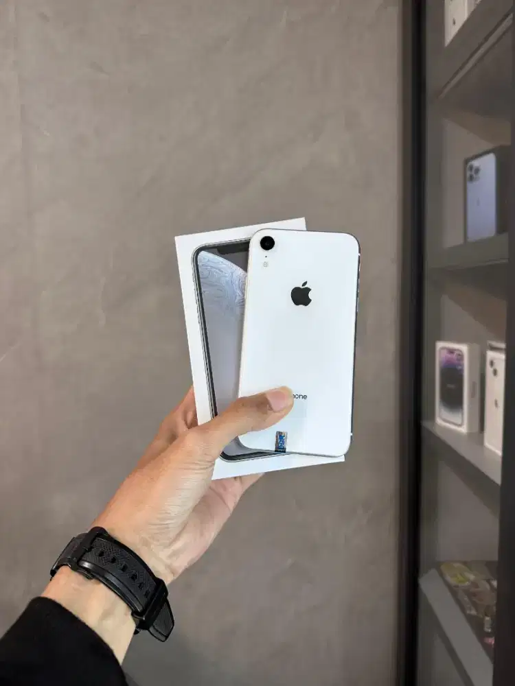 Iphone XR White 64GB All Operator bergaransi bisa dicicil