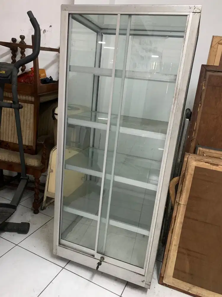 Preloved Lemari Kaca Alumunium