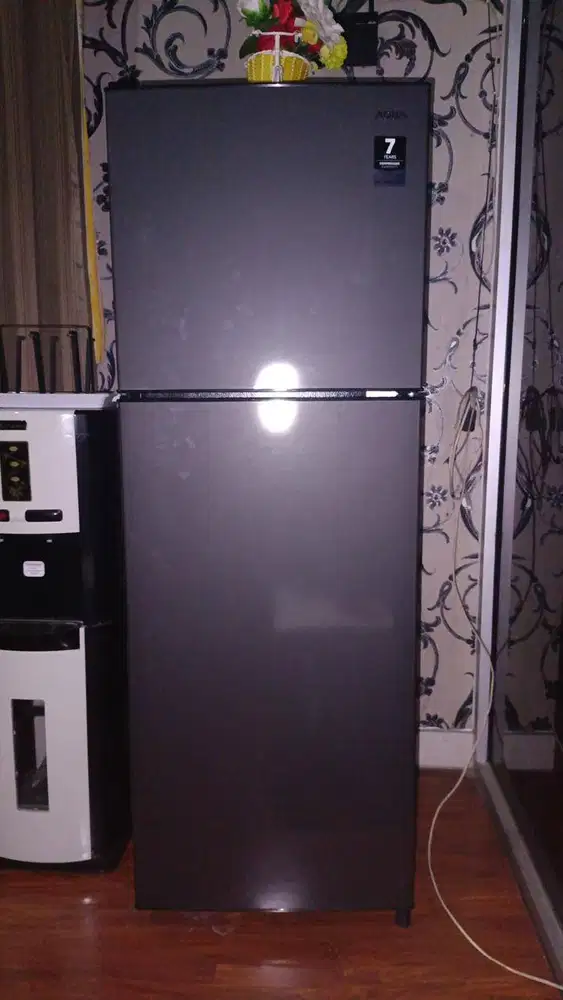 Kulkas dua pintu merk aqua bekas seperti baru