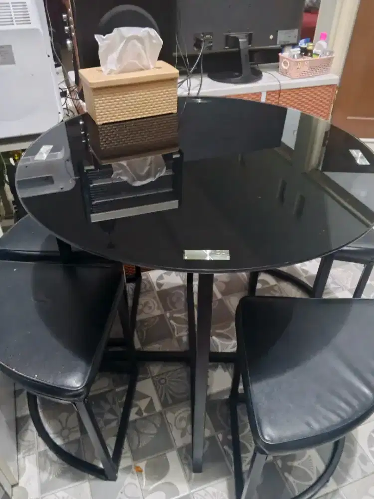 MEJA MAKAN BUNDAR KACA
