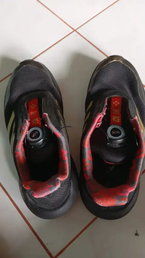 Sepatu 1 pasang free 1 pasang