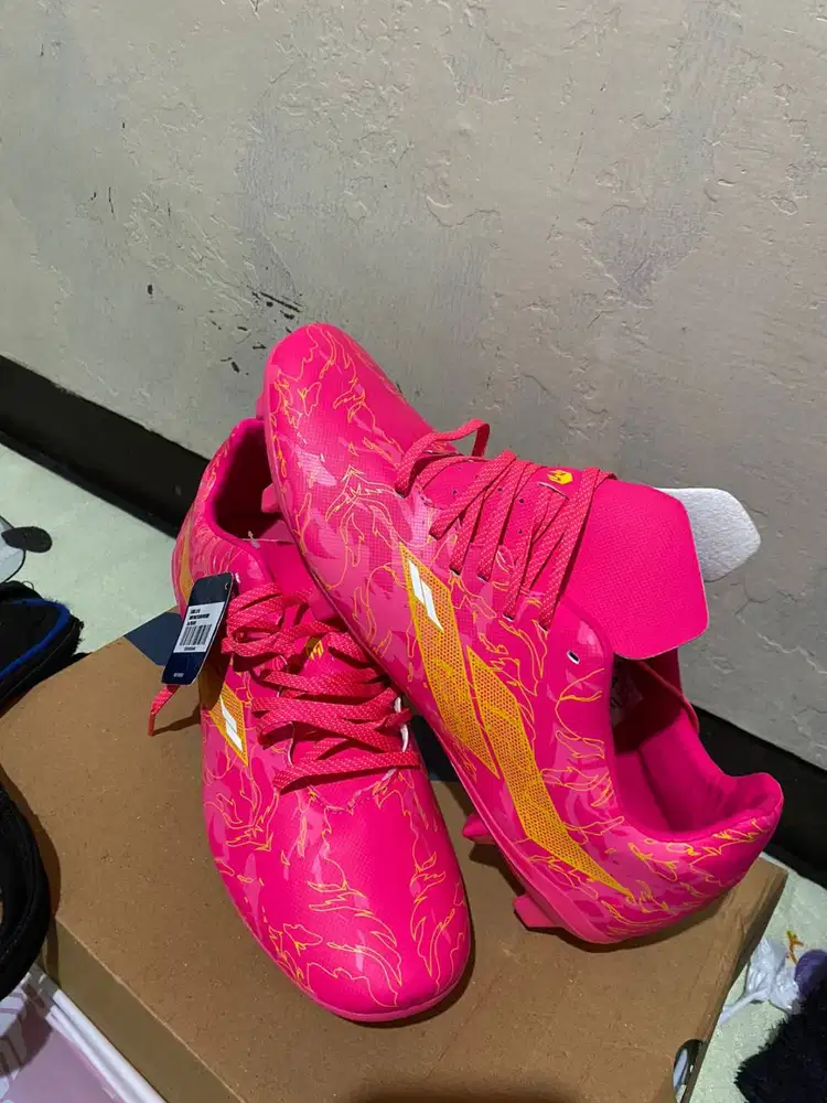 Sepatu Bola Mills Flame Series