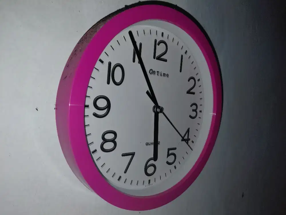Jam Dinding Minimalis Pink Dekorasi