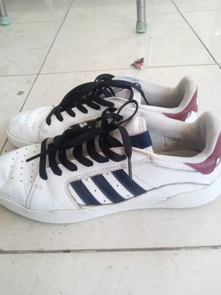 Sepatu adidas kulit