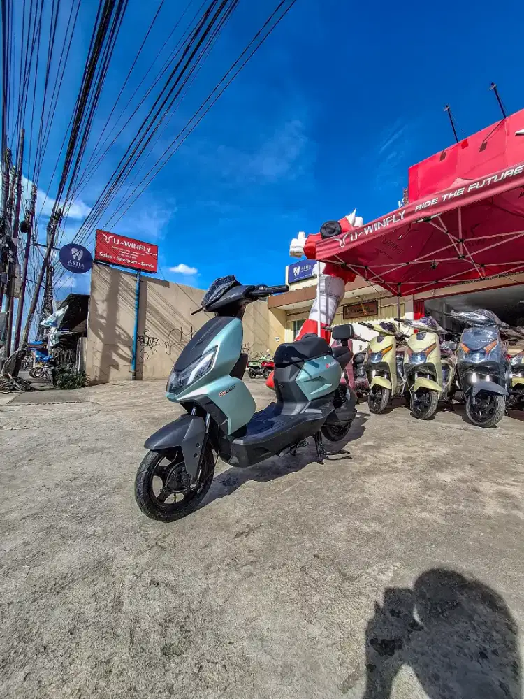 Sepeda listrik D66A Hijau model mirip motor, nyalain pakai HP canggih