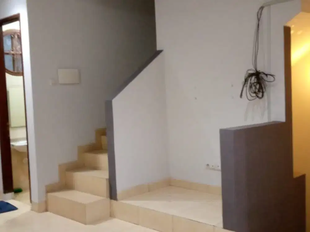 Dijual Rumah  Bukit Gading Mediterania, Kelapa Gading Tanah ngantong, lebar  belakang 8 meter