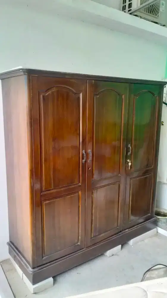 Jual lemari pakaian 3 pintu kayu jati tua