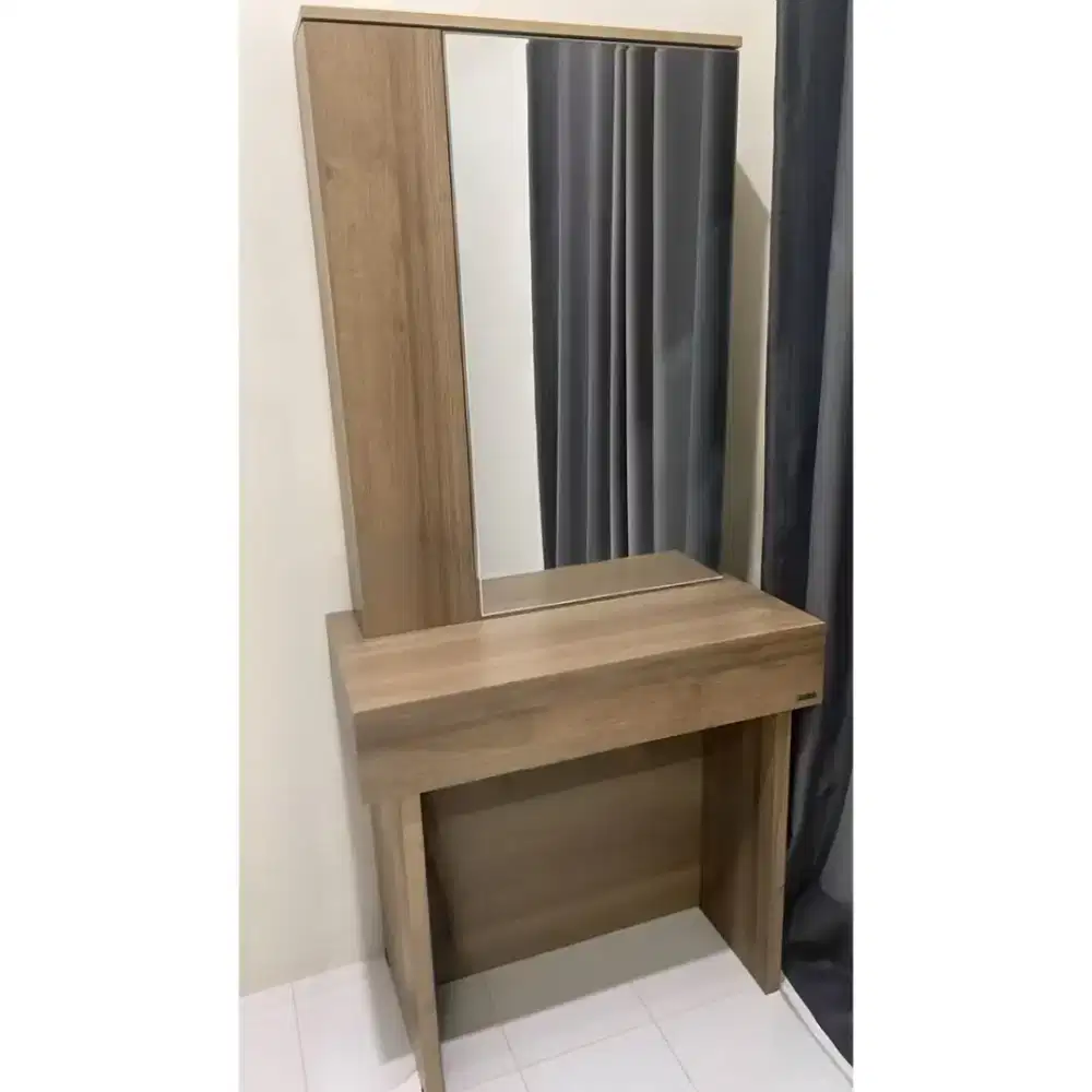 Lemari Kaca Rias Make Up Artist Noreen By Informa / Rupa Rupa