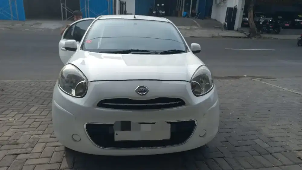 Nissan march 2013 matic/AT Putih Surabaya pajak plat baru