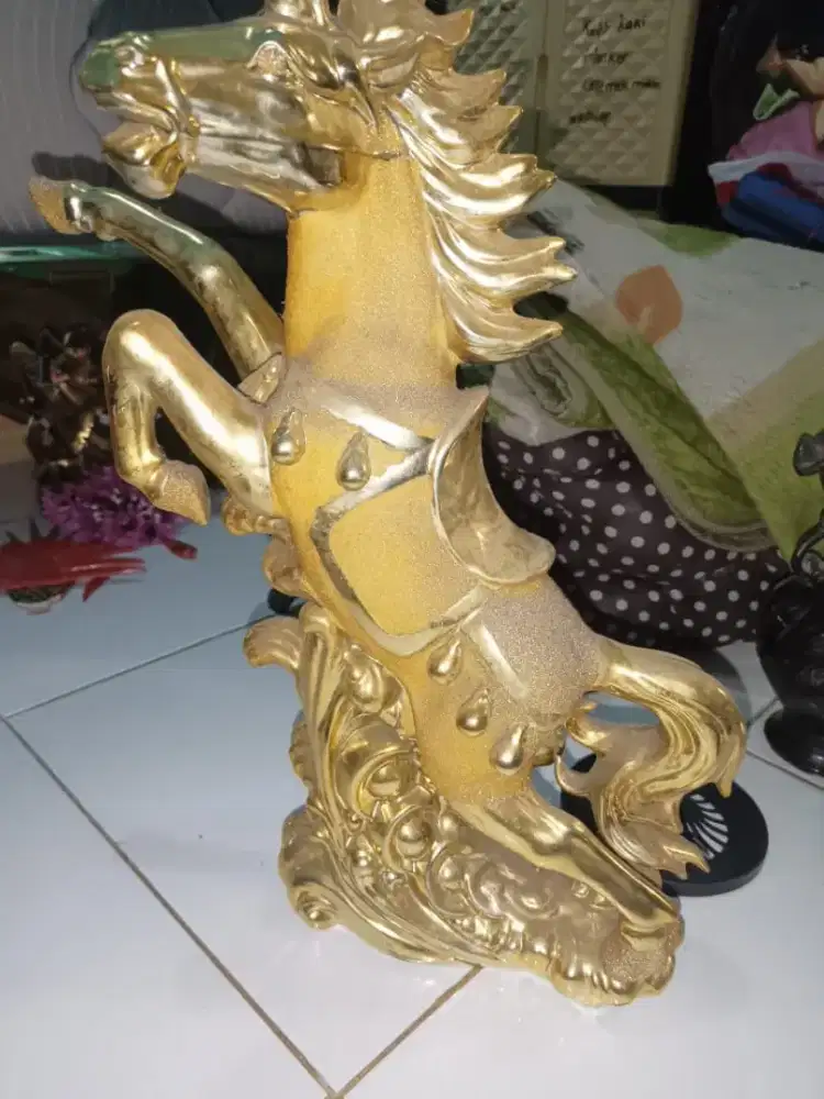 Patung kuda emas (20F5)