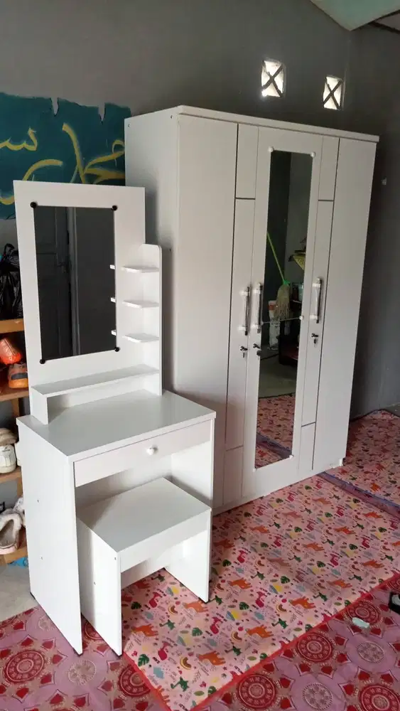 LEMARI PAKAIAN SET MEJA RIAS SALE
