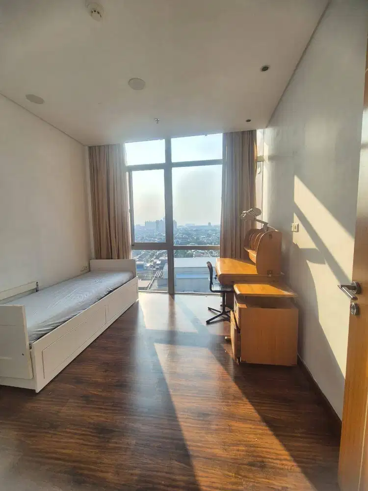 Summit Lantai Sedang Tower Everest Kondisi Baik