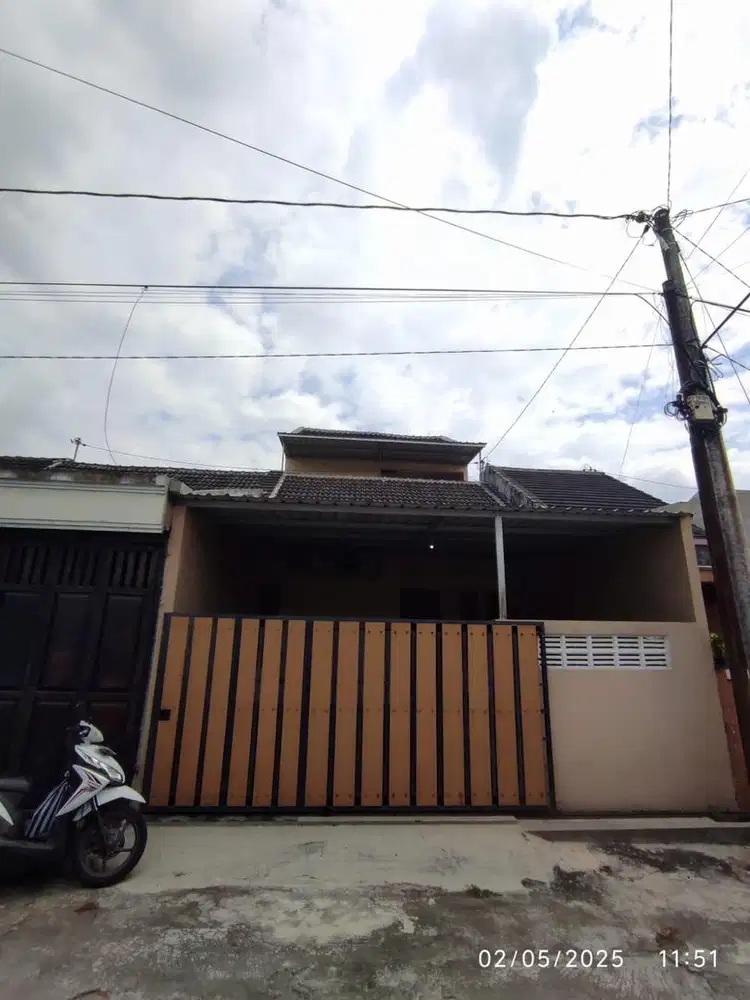 Di jual cepat, rumah 2 lantai semi furnish