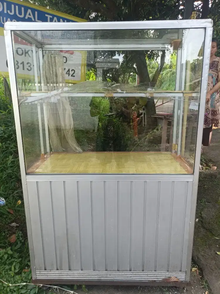 ETALASE JUALAN SERBAGUNA