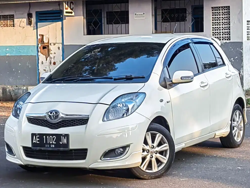 Dp 15 JT Toyota Yaris 1.5 E matic  2011 Bensin