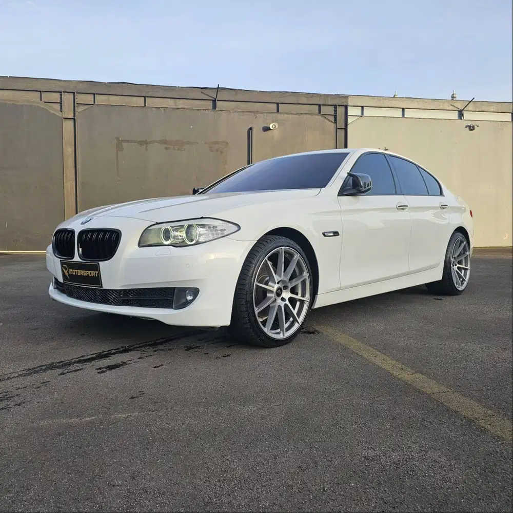 BMW 528i Low KM Record 528