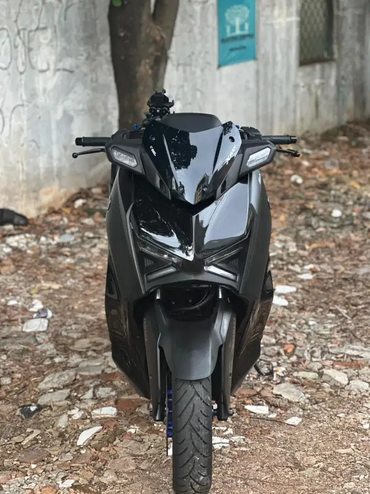 Xmax 2025 warna hitam