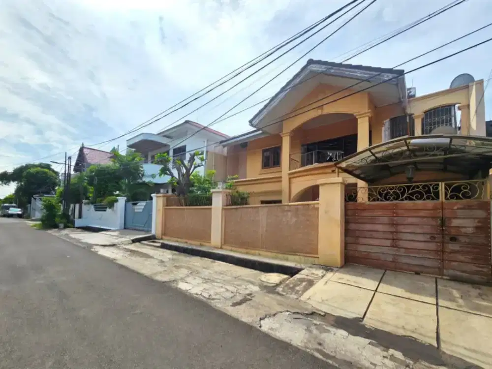 Dekat Wisma Lampung, Central Park Mall Taman Anggrek, Dijual Rumah Design Mediterranian Classic 350m2 Terawat Siap Huni.