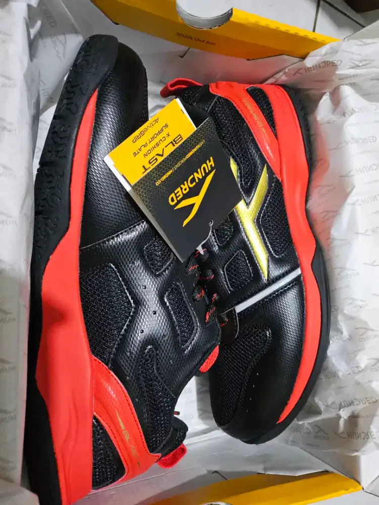 Di Jual Sepatu Badminton merk Hundred