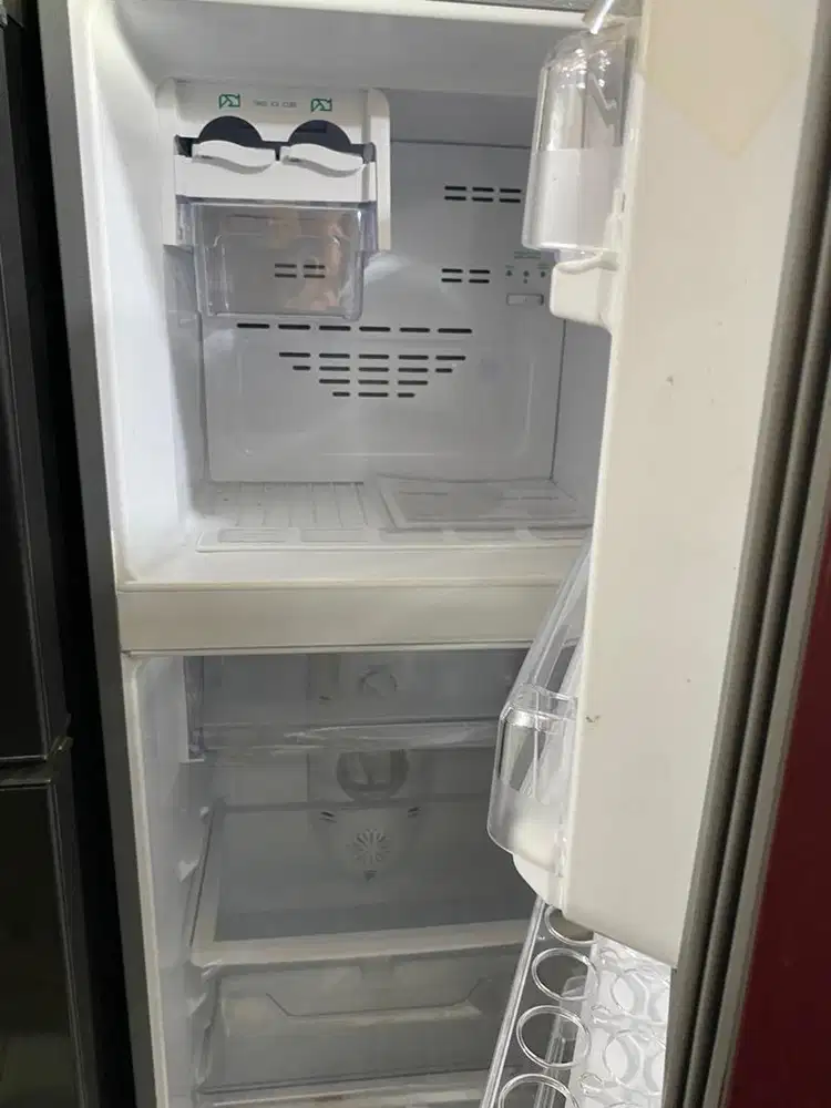 Kulkas 2 pintu Polytron