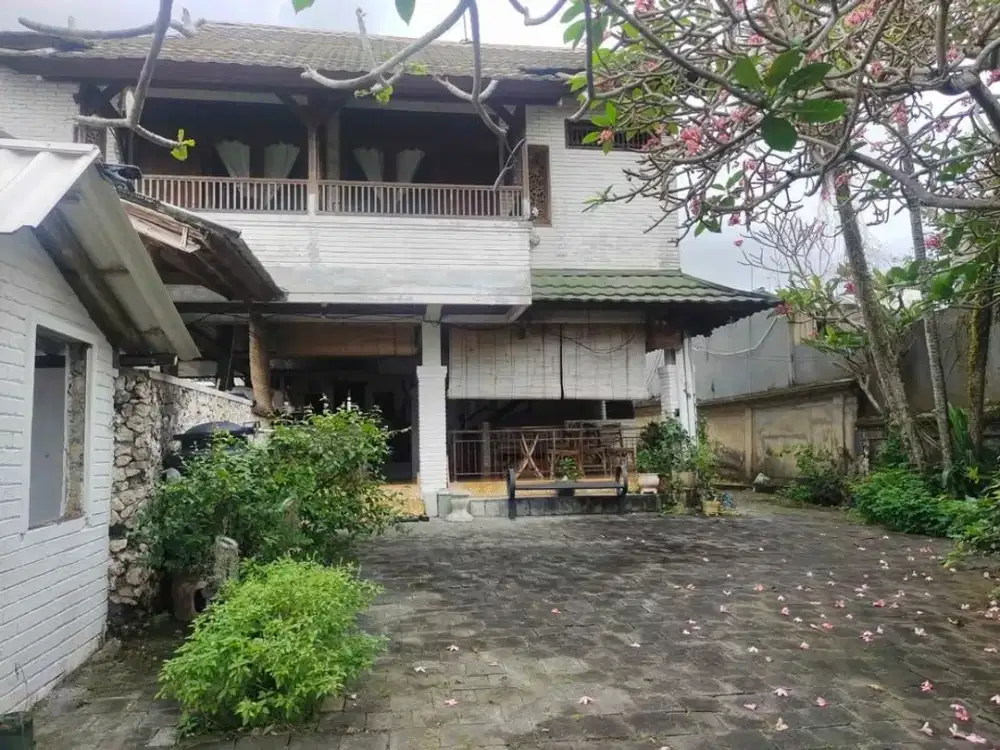 Rumah Mewah Style Vila Klasik Lokasi Tenang di Sempidi
