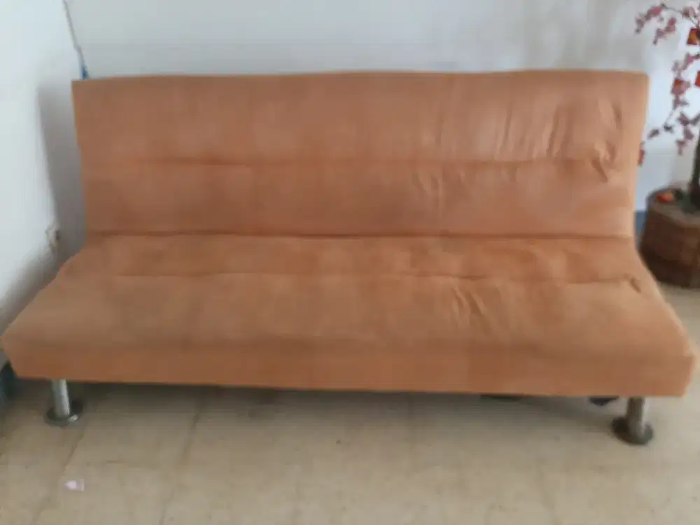 Sofa panjang minimalis bisa dua fungsi, jadi kursi dan ranjang