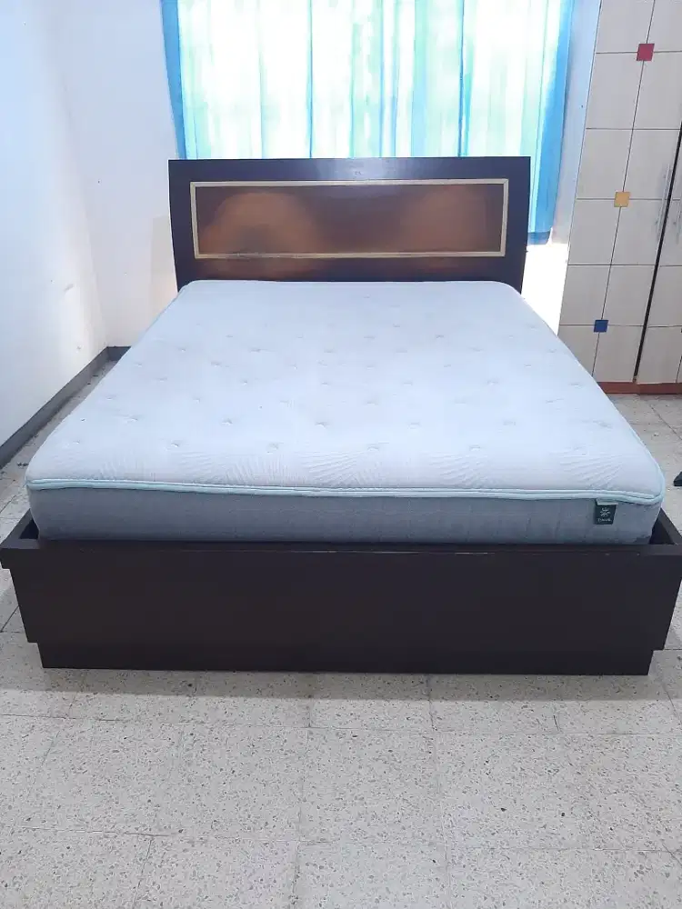 Dipan ranjang kayu solid kokoh dan spring bed