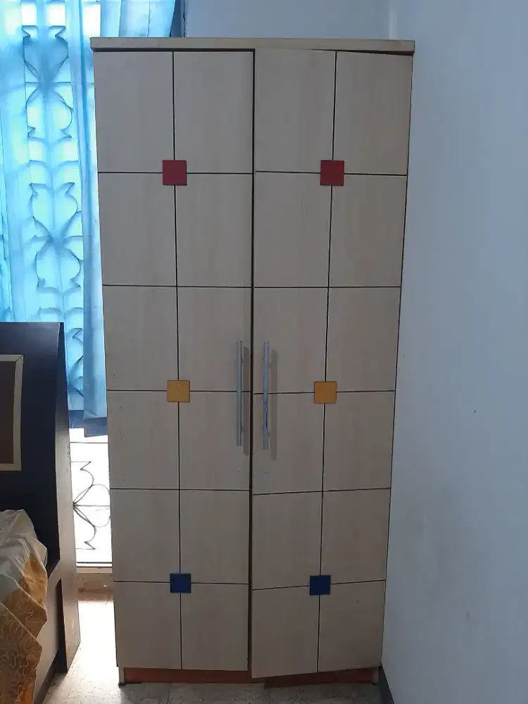 Lemari pakaian 2 pintu kondisi masih bagus
