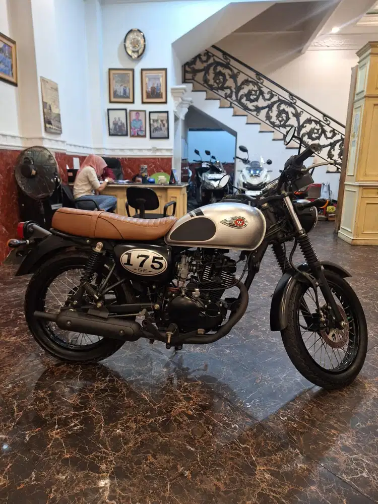 Wa mba ima , kawasaki W 175 Cafe 2018 Km low . Motor jarang pake